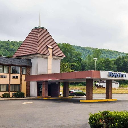 Days Inn By Wyndham Berlin Meriden Exteriör bild