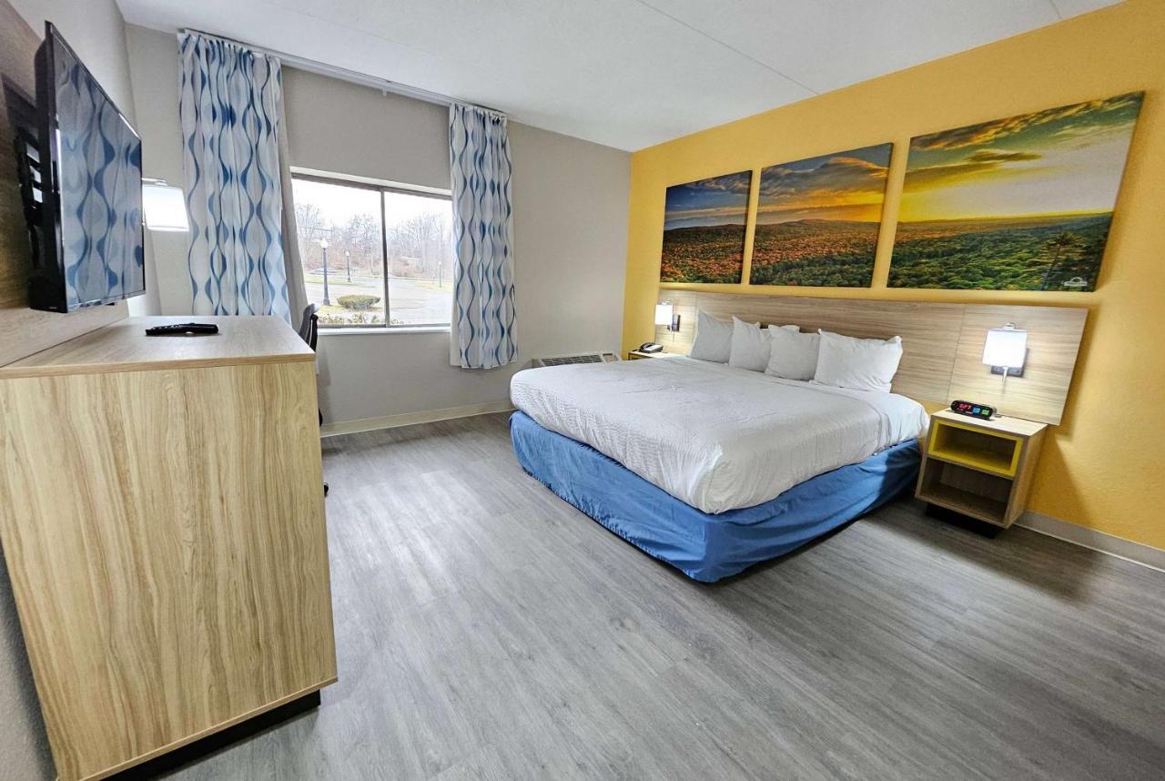 Days Inn By Wyndham Berlin Meriden Exteriör bild