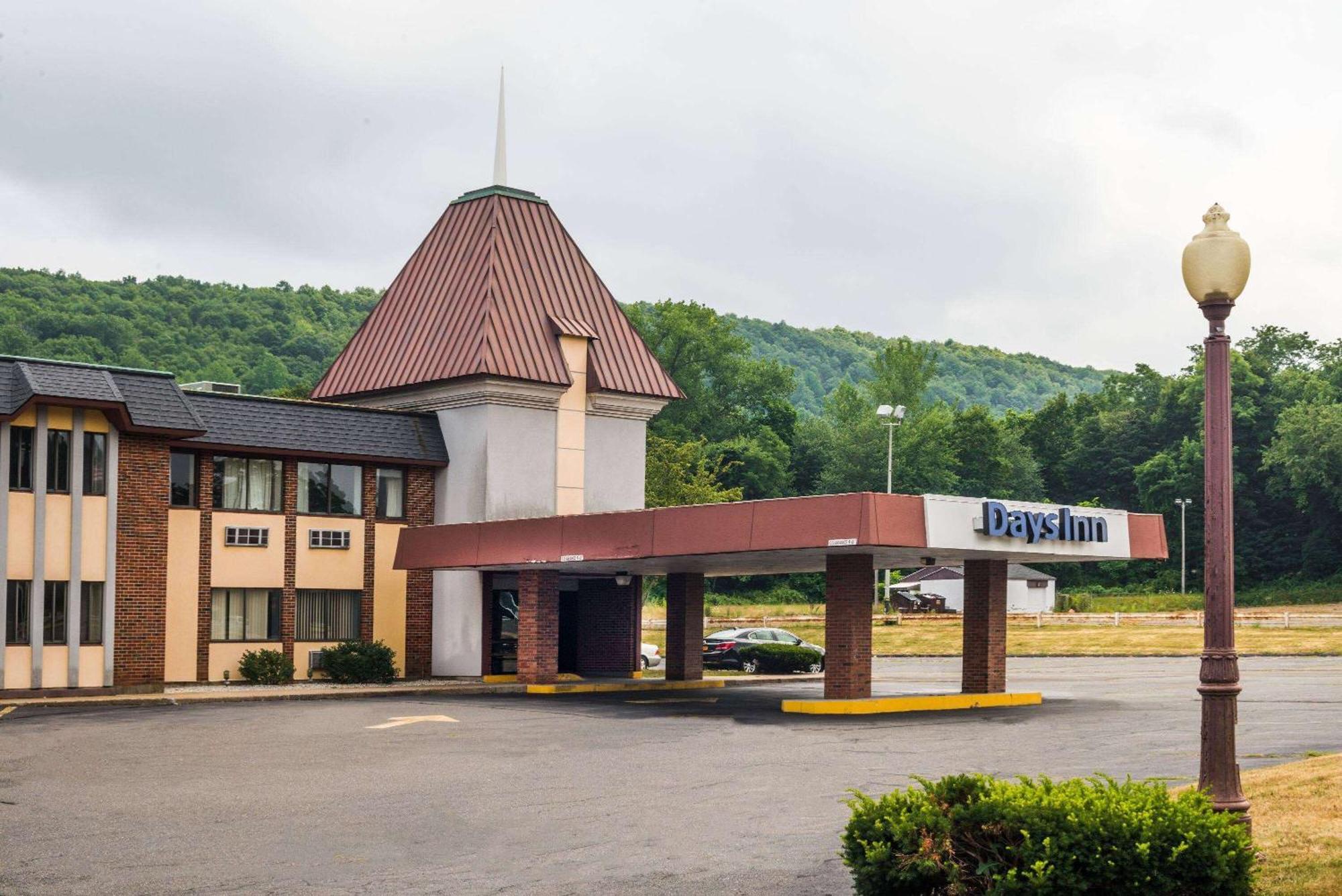 Days Inn By Wyndham Berlin Meriden Exteriör bild